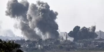 Una fotografía tomada desde Sderot muestra columnas de humo que se elevan sobre los edificios durante un ataque israelí en el norte de la Franja de Gaza el 14 de octubre de 2023. | Fuente: AFP