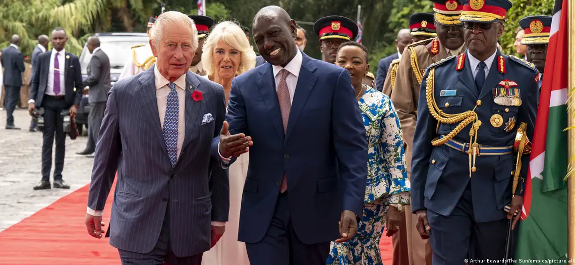 El Rey Carlos III es recibido por el Presidente de Kenia, William Ruto a su llegada a la Casa de Estado en Nairobi Imagen: Arthur Edwards/The Sun/empics/picture alliance