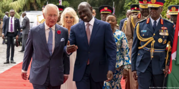 El Rey Carlos III es recibido por el Presidente de Kenia, William Ruto a su llegada a la Casa de Estado en Nairobi Imagen: Arthur Edwards/The Sun/empics/picture alliance