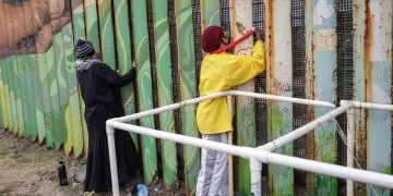 Activistas permanecen encadenados en defensa del parque binacional hoy, en la fronteriza Tijuana (México). EFE/Joebth Terríquez