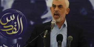 Yahya Sinwar, jefe de Hamás en Gaza, pronuncia un discurso durante una reunión con la gente en una sala en el lado del mar de la ciudad de Gaza, 30 de abril de 2022. (AP Photo/Adel Hana)