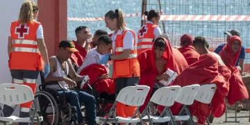 Varios voluntarios prestan ayuda a inmigrantes recién llegados en el puerto de Arrecife (Lanzarote). esta semana. EFE/Adriel Perdomo