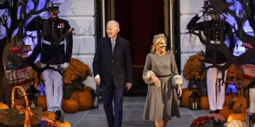 El presidente de Estados Unidos, Joe Biden (c-i) y su esposa y primera dama estadounidense, Jill Biden (c-d), fueron registrados este lunes, 30 de octubre, a la salida de la Casa Blanca, decorada para celebrar el día de Halloween, en Washington DC (EE.UU.). EFE/Jim Lo Scalzo