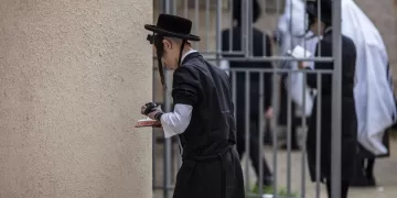 Ortodoxos judíos rezando en una sinagoga en Jerusalén - Ilia Yefimovich/dpa