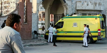 Guardias de seguridad revisan una ambulancia egipcia que transporta a palestinos gravemente heridos cuando llegan al hospital de Al-Arish a través del cruce fronterizo de Rafah, el 1 de noviembre de 2023. REUTERS/Stringer