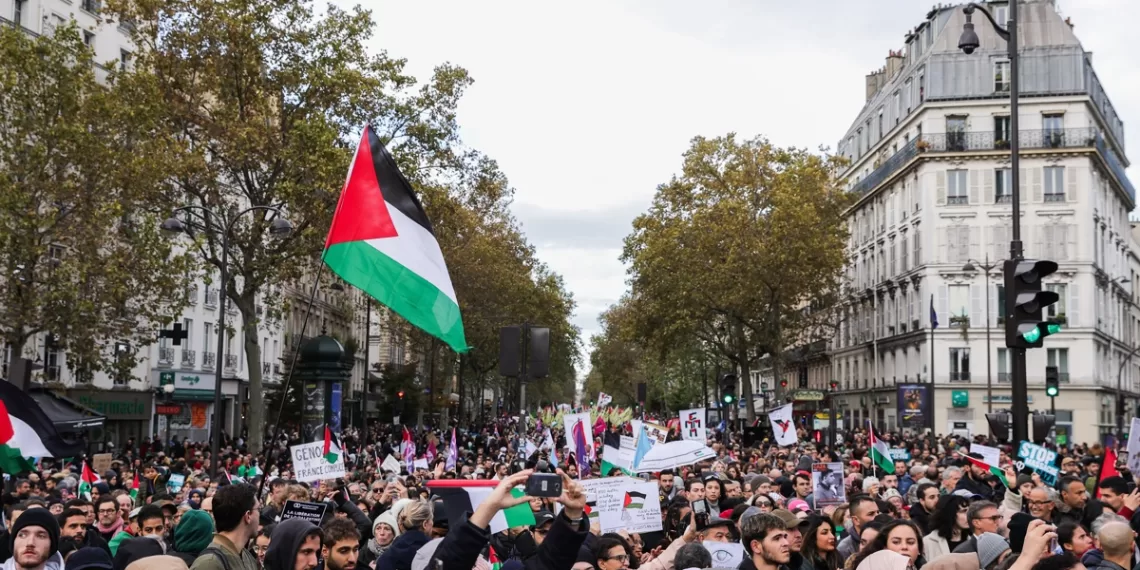 Miles de personas participaron este sábado en un manifestación convocada en París para reclamar el alto el fuego en Gaza. EFE/EPA/Teresa Suárez