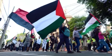 Personas se manifiestan a favor de Palestina este 4 de noviembre de 2023, en Asunción (Paraguay). EFE/ Daniel Piris