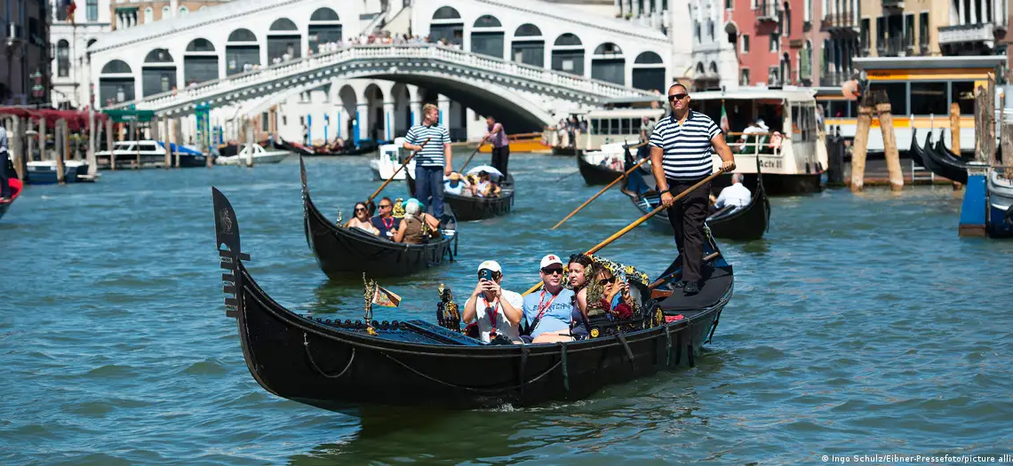 Góndolas llevando a turistas a lo largo del Canal Grande de Venecia a la altura del Puente RialtoImagen: Ingo Schulz/Eibner-Pressefoto/picture alliance