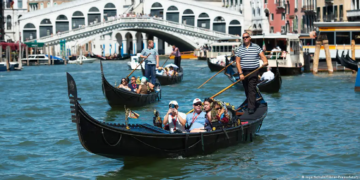 Góndolas llevando a turistas a lo largo del Canal Grande de Venecia a la altura del Puente RialtoImagen: Ingo Schulz/Eibner-Pressefoto/picture alliance