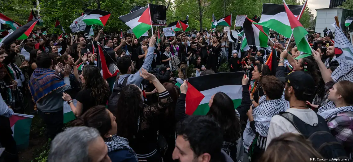 Manifestantes chilenos y miembros de la comunidad palestina en ese país protestan frente a la embajada israelí en Santiago en contra de la ofensiva militar en Gaza. (Archivo: 19.10.2023)Imagen: P. Carcamo/AA/picture alliance