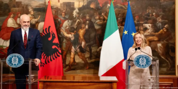 Giorgia Meloni, primera ministra de Italia y su homólogo de Albania Edi Rama tras la firma del acuerdo migratorio el 7 de octubre de 2023 en RomaImagen: Filippo Attil/Chigi Press Office/Zumapress/picture alliance