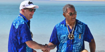 El primer ministro de Australia, Anthony Albanese, y su homólogo de Tuvalu, Kausea Natano, se dan la mano en las Islas Cook.Imagen: Mick Tsikas/AAP/AP/picture alliance