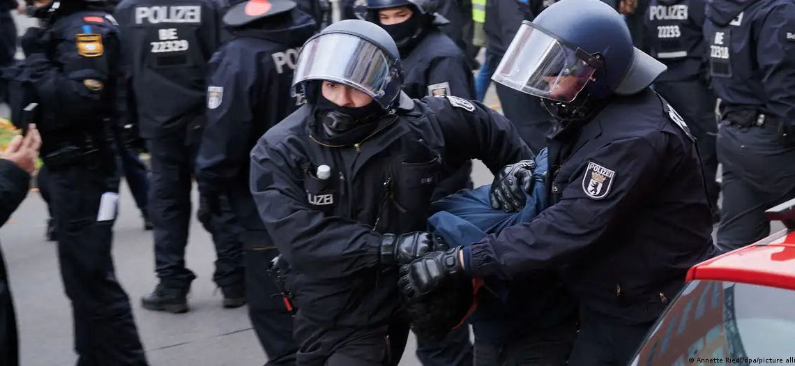 Una persona es detenida durante la manifestación en Berlín.Imagen: Annette Riedl/dpa/picture alliance