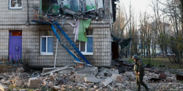 La policía inspecciona las instalaciones de una guardería dañada durante los ataques con drones rusos en Kiev (25.11.2023)Imagen: Valentyn Ogirenko/REUTERS