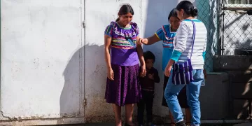 Familiares de la joven indígena María Luisa Entzin asesinada por su pareja, se manifestaron afuera de un centro de internamento hoy, en el municipio de San Cristobal de las Casas, estado de Chiapas (México). EFE/Carlos López
