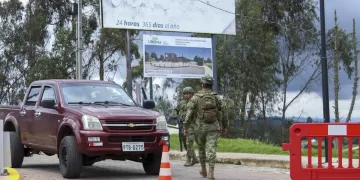 Militares ecuatorianos de la IV División del Ejército Amazonas y del batallón de Infantería Mayor Galo Molina, realizan patrullaje en la zona fronteriza con Colombia, en una fotografía de archivo. EFE/Xavier Montalvo