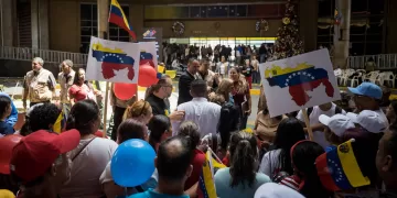 Personas asisten al acto de inscripción de sectores y movimientos sociales ante el Consejo Nacional Electoral (CNE), para participar en el referéndum consultivo sobre El Esequibo, en Caracas (Venezuela). EFE/ Miguel Gutierrez