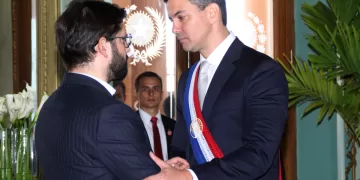 Fotografía de archivo, tomada el pasado 15 de agosto, en la que se registró el encuentro entre el presidente de Paraguay, Santiago Peña (d), y su homólogo de Chile, Gabriel Boric (i), en Asunción (Paraguay). EFEChristian Alvarenga