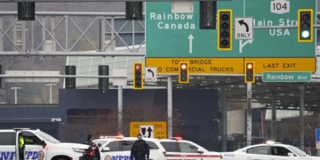 La presencia policial en el Puente Rainbow Bridge, cerca de Niagara Falls, Nueva York, el 22 de noviembre de 2023.Derek Gee / AP