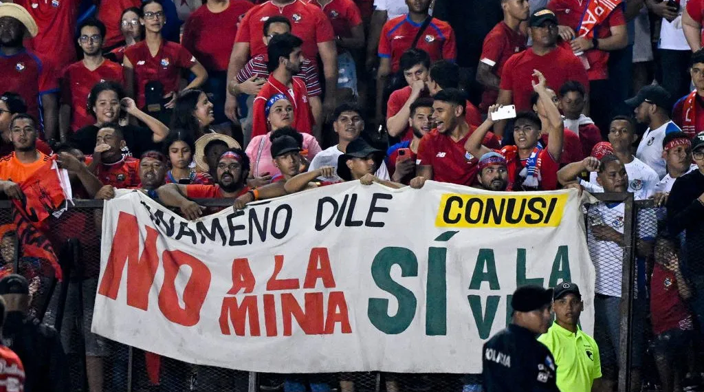 Seguidores de Panama contra Ley minera durante un partido contra Costa Rica en la Ciudad de Panamá, el 20 de noviembre de 2023. (LUIS ACOSTA/AFP via Getty Images)
