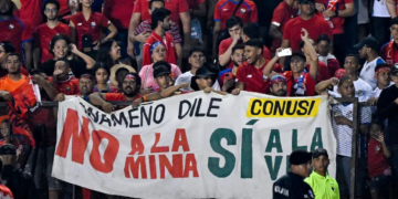 Seguidores de Panama contra Ley minera durante un partido contra Costa Rica en la Ciudad de Panamá, el 20 de noviembre de 2023. (LUIS ACOSTA/AFP via Getty Images)