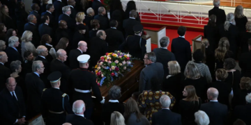 El ataúd de la ex primera dama de los Estados Unidos, Rosalynn Carter, es llevado para un servicio de homenaje en la Iglesia Glenn Memorial en Atlanta, Georgia, el 28 de noviembre de 2023. (Crédito: ANDREW CABALLERO-REYNOLDS/AFP via Getty Images)