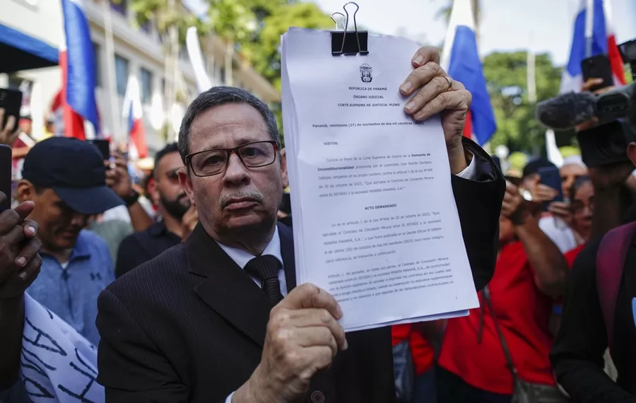 El abogado demandante Juan Ramón Sevillano muestra un documento en la Corte suprema de Justicia de Panamá, en Ciudad de Panamá (Panamá). EFE/ Bienvenido Velasco