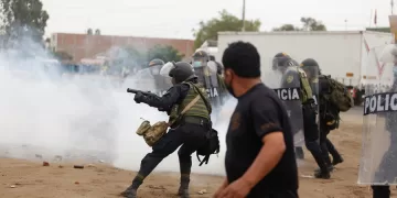 Imagen de archivo de manifestantes y la Policía se enfrentan en las protestas del 2020. EFE/ Marco Angulo