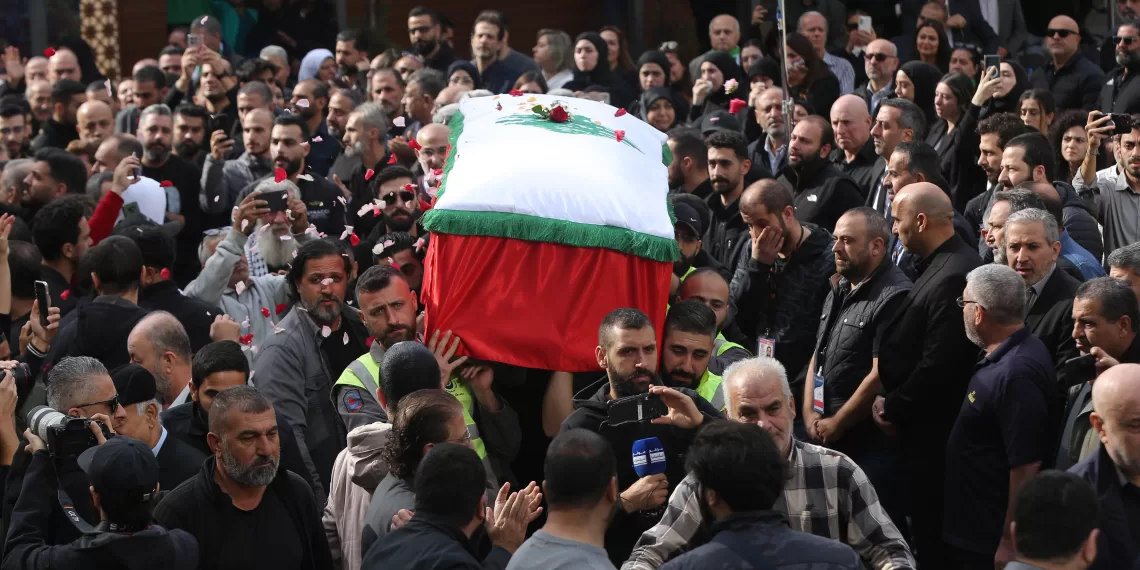 Una imagen del funeral de los periodistas de Al Mayadeen en Líbano - Europa Press/Contacto/Bilal Jawich