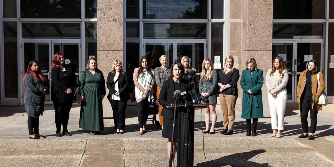 La abogada del Centro de Derechos Reproductivos, Molly Duane (c), habla en una conferencia de prensa frente al Tribunal Supremo de Texas, en Austin, Texas (EE.UU.), este 28 de noviembre de 2023. EFE/EPA/Adam Davis