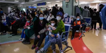 Pacientes junto a sus hijos esperan a ser atendidos en el hospital infantil en Beijing JADE GAO / AFP