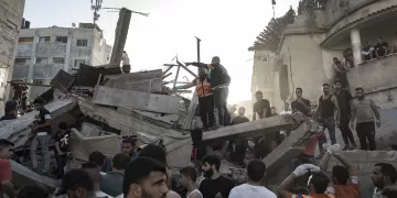 Palestinos buscan cadáveres y supervivientes entre los escombros de un edificio residencial tras un ataque aéreo israelí contra el campo de refugiados de Jan Yunis, en el sur de la Franja de Gaza, el 4 de noviembre de 2023. EFE/EPA/HAITHAM IMAD