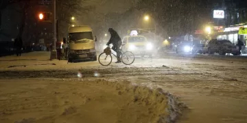 Fotografía de archivo en la que se registró a un domiciliario al llevar un pedido de comida en bicicleta, durante una nevada, en Manhattan (Nueva York, EE.UU.). EFE/Jason Szenes