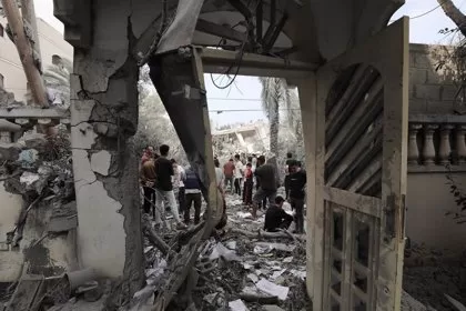 Edificios destruidos tras un ataque israelí sobre el campamento de refugiados de Maghazi, en la Franja de Gaza - Naaman Omar / Zuma Press / Contactophoto