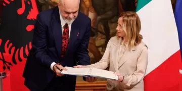 Los primeros ministros de Albania, Edi Rama, e Italia, Giorgia Meloni, firman un acuerdo para temas migratorios - Europa Press/Contacto/Giuseppe Lami