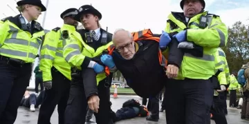 La Policía se lleva a un manifestante durante una protesta ecologista en Londres en octubre - Thomas Krych/ZUMA Press Wire/dpa