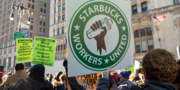 Vista de una manifestación de empleados de la cadena Starbucks, en una fotografía de archivo. EFE/ Sarah Yenesel
