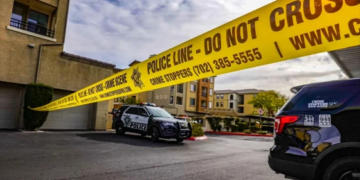La policía de Las Vegas responde a un tiroteo que dejó varias personas muertas el lunes.Marco Tavares / KSNV