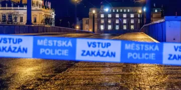 Cordon policial enlas inmediaciones de la Universidad Carolina de Praga (República Checa) tras el tiroteo que ha dejado al menos 14 muertos - Europa Press/Contacto/Tomas Tkacik