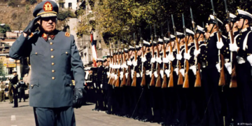 El extinto dictador, Augusto Pinochet, desfila frente a formación militar en Valparaíso el 25 de abril de 1986. Imagen: AFP/dpa/picture-alliance