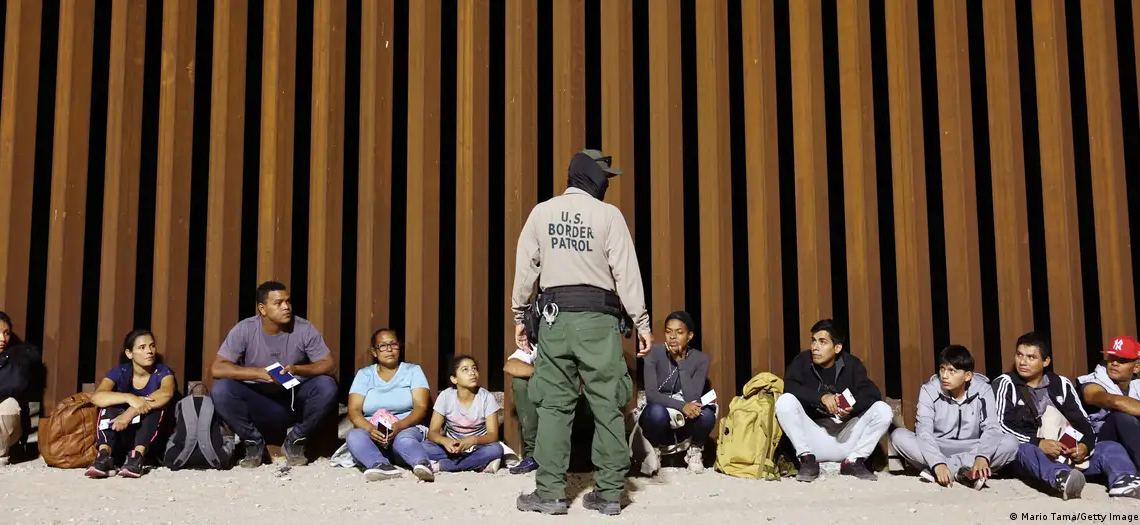 Miembro de la Guardia Fronteriza de Estados Unidos en Yuma mantiene detenidos a un grupo de migrantes en Yuma, ArizonaImagen: Mario Tama/Getty Images/AFP