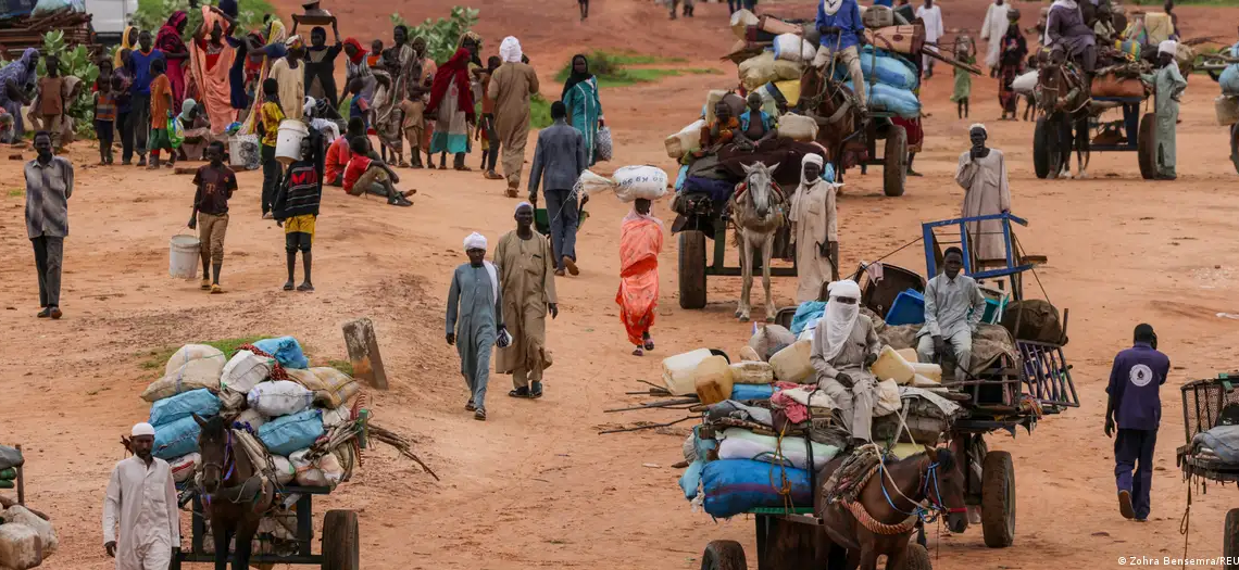 Sudaneses que huyen de la violencia en Darfur Occidental cruzan la frontera hacia Adre, ChadImagen: Zohra Bensemra/REUTERS