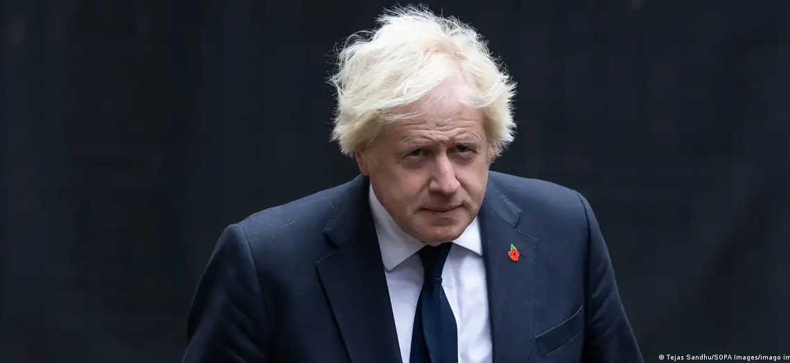Boris Johnson llegó tres horas antes a la cita de su comparecenciaImagen: Tejas Sandhu/SOPA Images/imago images