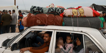 Palestinos huyen de la ciudad de Jan Yunis, en el sur de la Franja de Gaza, y llegan a Rafah, cerca de la frontera con Egipto el jueves (7 de diciembre de 2023. Imagen: Mohammed Abed/AFP