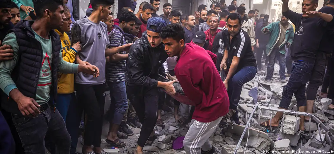 Civiles rescatan a las personas heridas tras un ataque israelí.Imagen: Saher Alghorra/Middle East images/AFP/Getty Images