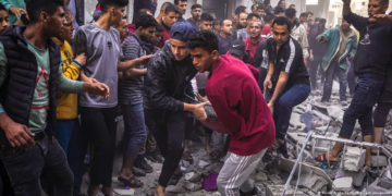 Civiles rescatan a las personas heridas tras un ataque israelí.Imagen: Saher Alghorra/Middle East images/AFP/Getty Images