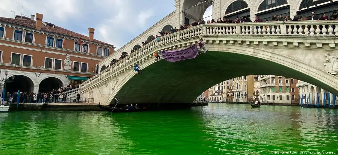 No es la primera vez que el Gran Canal de Venecia es teñido de verde por activistas.Imagen: Extinction Rebellion Venezia/dpa/picture alliance