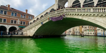 No es la primera vez que el Gran Canal de Venecia es teñido de verde por activistas.Imagen: Extinction Rebellion Venezia/dpa/picture alliance