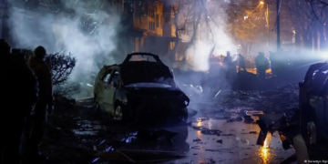 El ataque nocturno dañó un edificio residencial y un hospital.Imagen: Valentyn Ogirenko/REUTERS