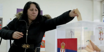Votante en Serbia, durante esta jornada dominical.Imagen: Jelena Djukic Pejic/DW